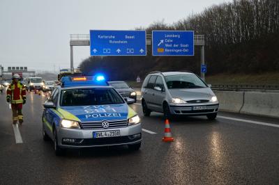 Leonberg: Vermutlich technischer Defekt loest Unfall mit drei Fahrzeugen aus.